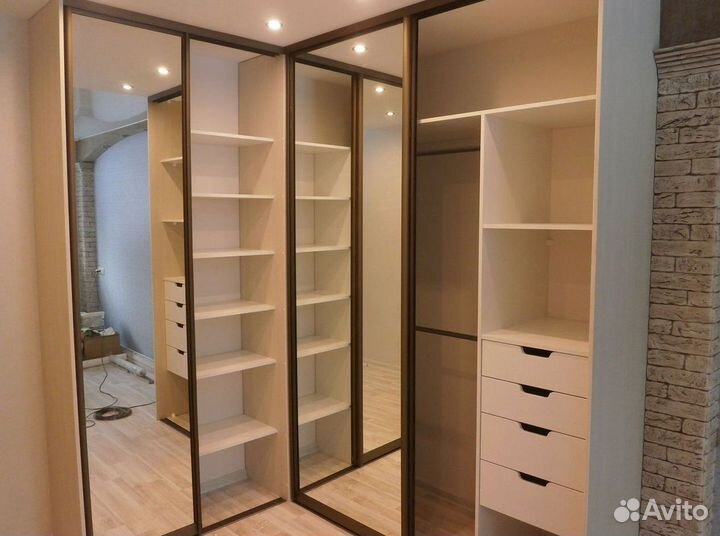 Шкаф с зеркалом