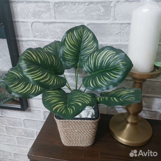 Искусственные цветы в горшках