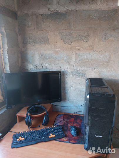 Игровой компьютер с монитором и клавиатурой