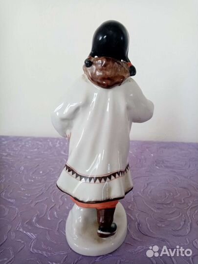 Фарфоровая статуэтка 