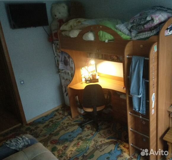 Детская кровать чердак со столом и шкафом