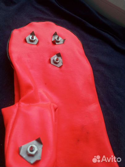 Рукавица с шипами для рыбалки