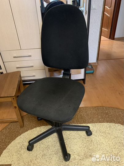 Компьютерное кресло с подлокотниками