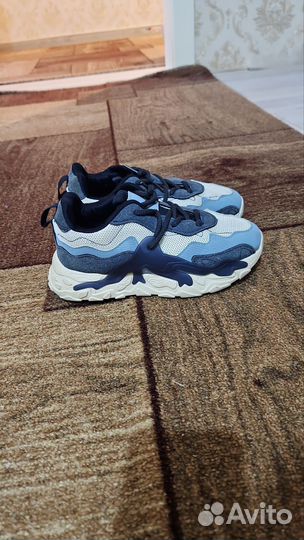 Кроссовки женские