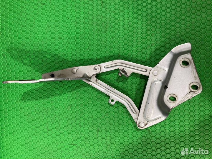 Петля капота правая Volkswagen Touareg 7L6 7L7 7LA