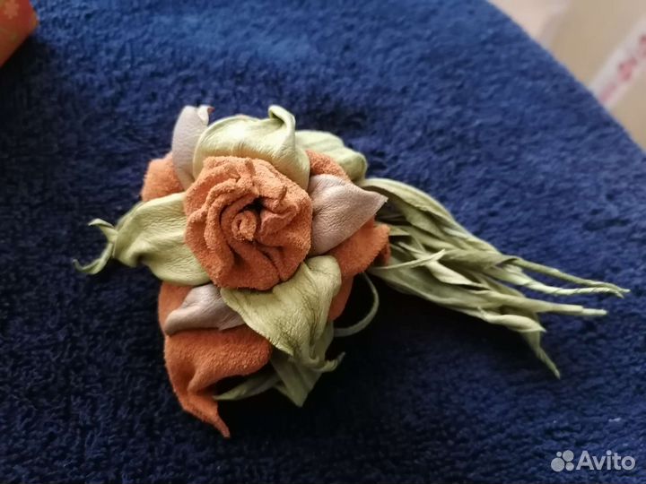Брошь из натуральной кожи