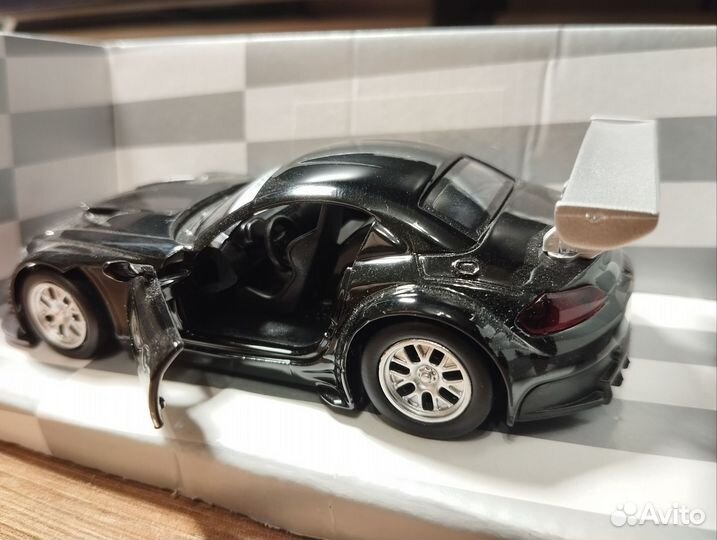 Модель автомобиля BMW Z4 GT3 1:38