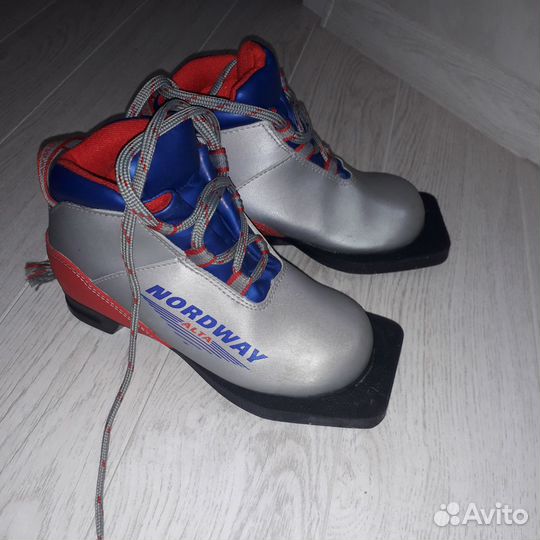 Лыжи беговые детские 130 см и лыжные ботинки