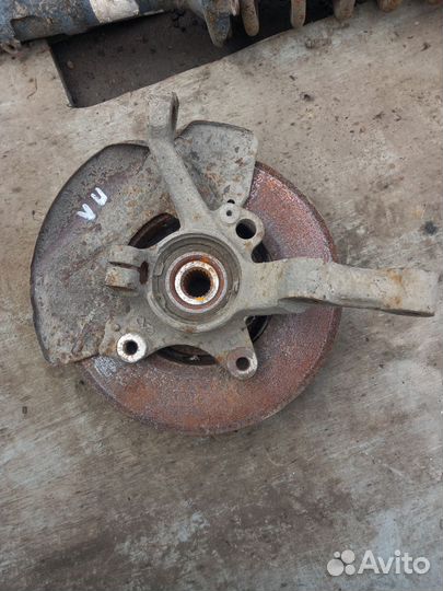 Поворотный кулак передний левый Chery Amulet