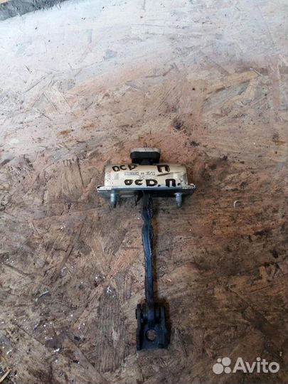 Ограничитель двери передний Opel Corsa D 2006-2015