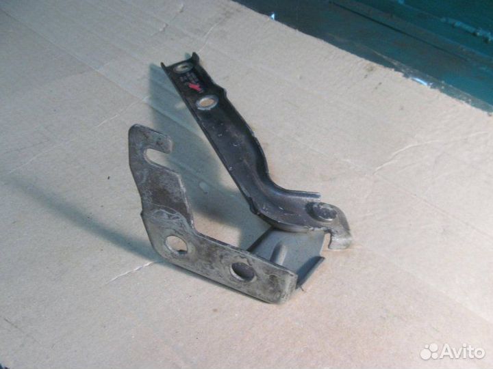 Петля капота правая Volkswagen Tiguan 1 2008