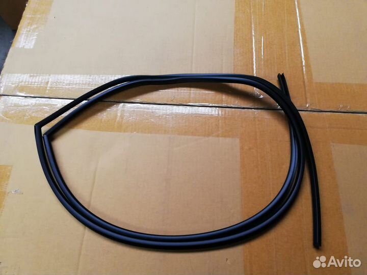 Молдинг лобового стекла Mitsubishi L200 6107A086