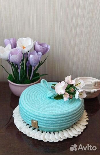 Корзина подарочная с цветочным декором