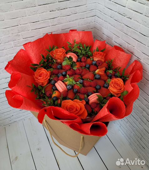 Съедобные букеты из клубники