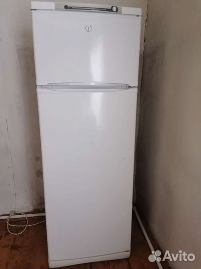 Холодильник бу indesit