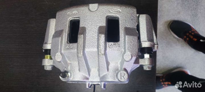 Суппорт передний левый / правый Hyundai H1/Starex