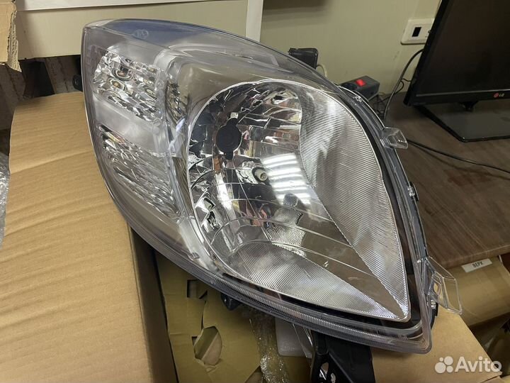 Фара левая Toyota Yaris / Vitz 05-08