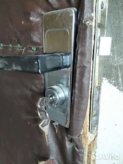 Замок дверной