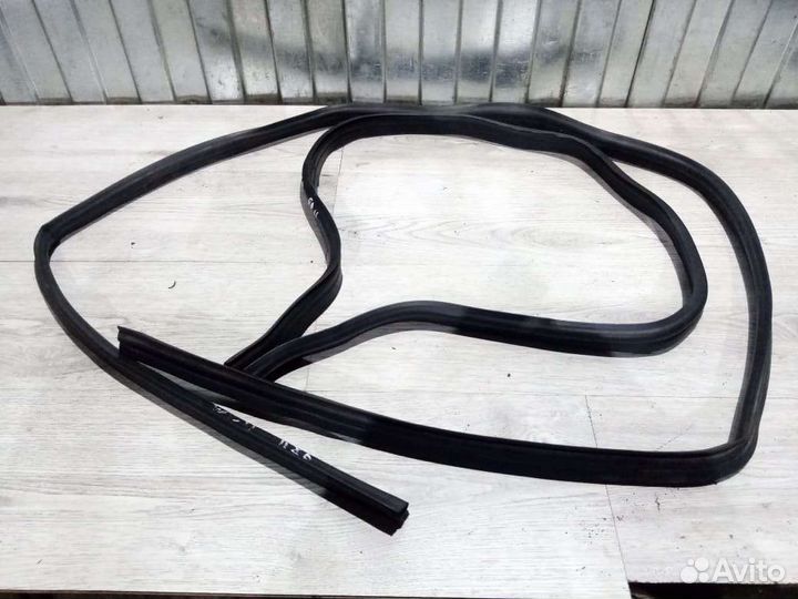 Уплотнитель капота Mercedes-Benz E-class W211