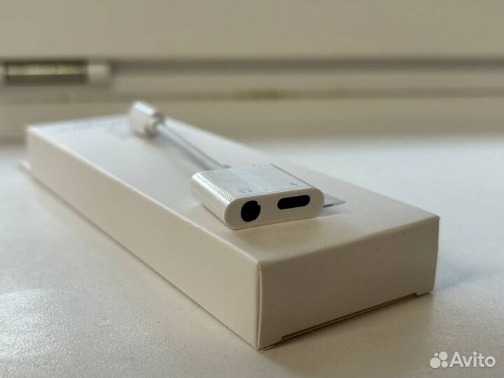 Переходник для наушников и зарядки iPhone