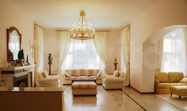 Дом 975 м² на участке 32,2 сот.