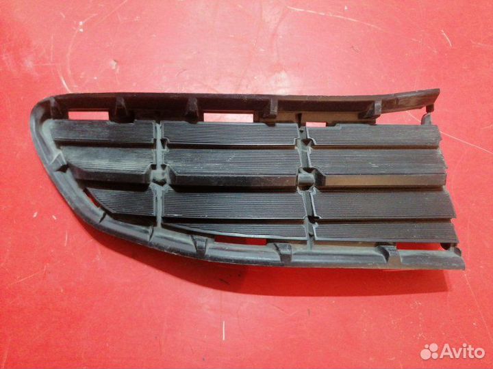 Решетка бампера передняя левая Toyota Rav4