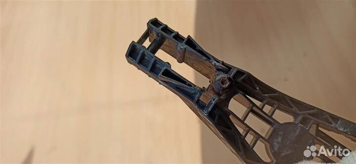 Кронштейн ручки передней левой Opel Insignia