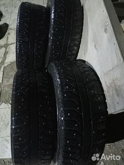 Bridgestone Ice Cruiser 7000 215/60 R16