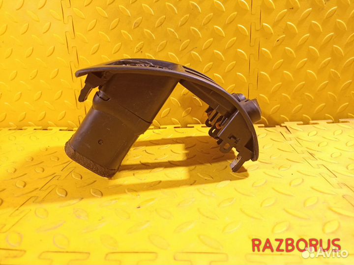 Дефлектор обдува салона прав. Toyota Corolla E100