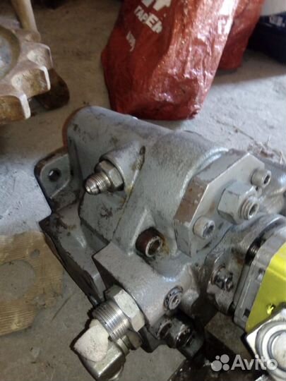 Гидравлический насос Hitachi EX-75