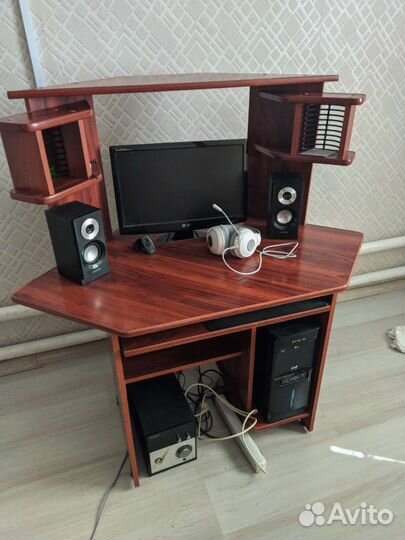 Компьютерный или письменный стол