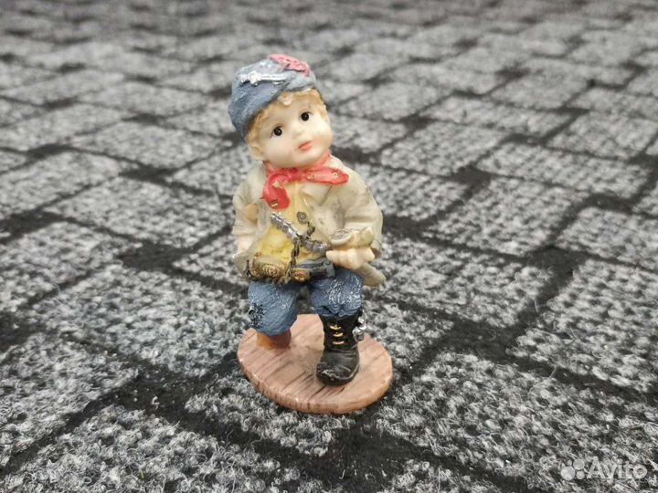 Статуэтка фигурка декоративная Мальчик нищий