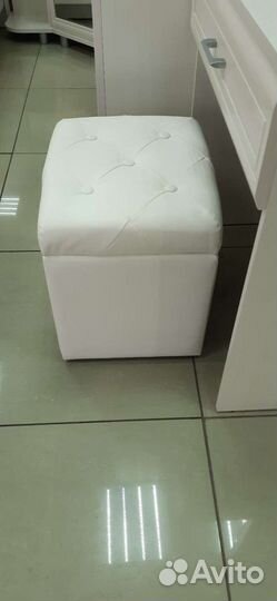 Пуфики белые и коричневые