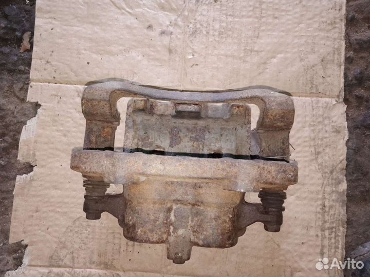 Суппорт передний правый Nissan X-Trail T30