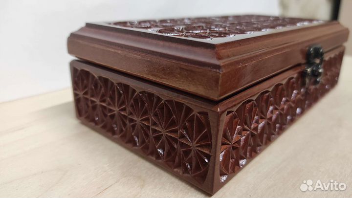 Деревянная шкатулка