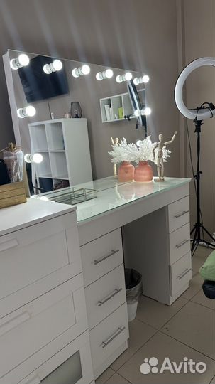 Гримерное зеркало с лампочками и столом