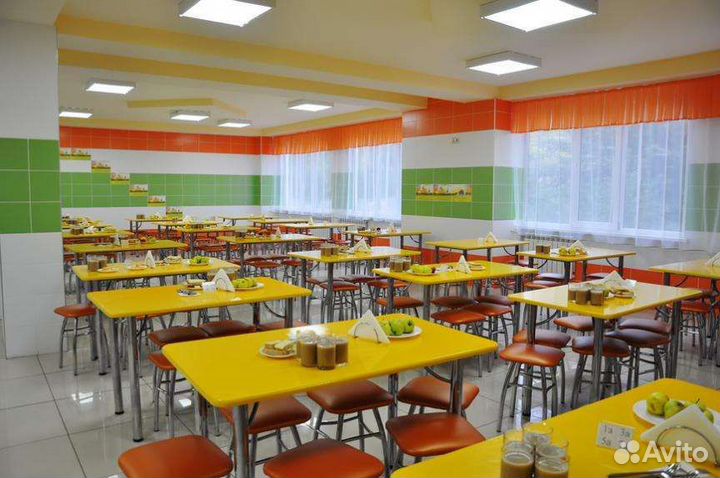 Кухонный работник в столовую