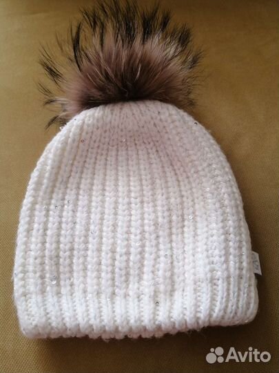 Шапка Glissade белая с меховым помпоном