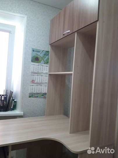 Письменный стол с ящиками и полками