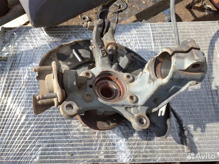 Поворотный кулак передний левый Volkswagen Passat