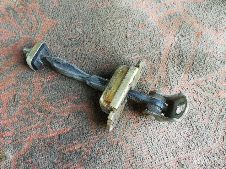 Ограничитель двери Ниссан Премьера Комфорт Р11