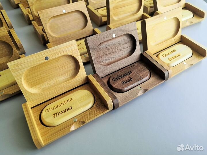 Подарочные флешки с гравировкой на выпускной