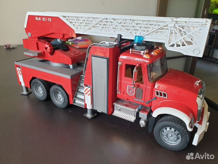 Машина пожарная Bruder Mack