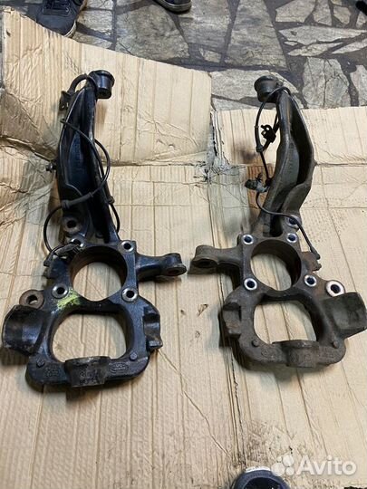 Кулак поворотный передний Land Rover Discovery (L3