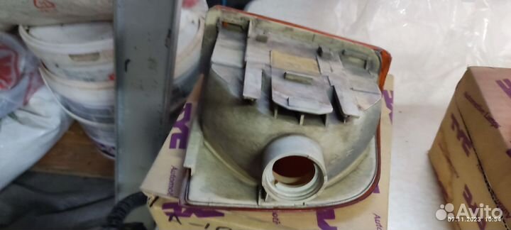 Передние фонари, левый и правый на Ауди 100