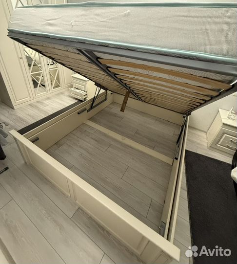 Кровать двухспальная с матрасом