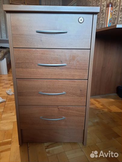 Письменный стол с тумбой