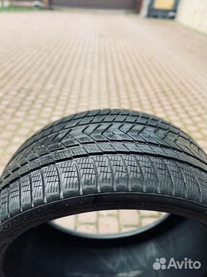 Pirelli Scorpion Winter 275/35 R22 и 315/30 R22 107V