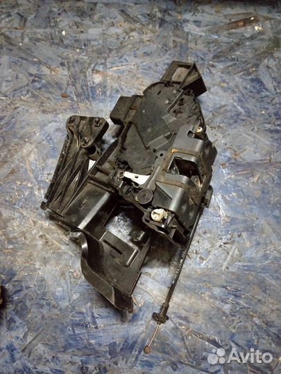 Замок двери задний левый Ford Focus 2