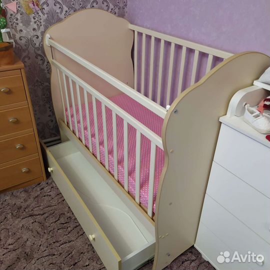 Детская кроватка с поперечным маятником